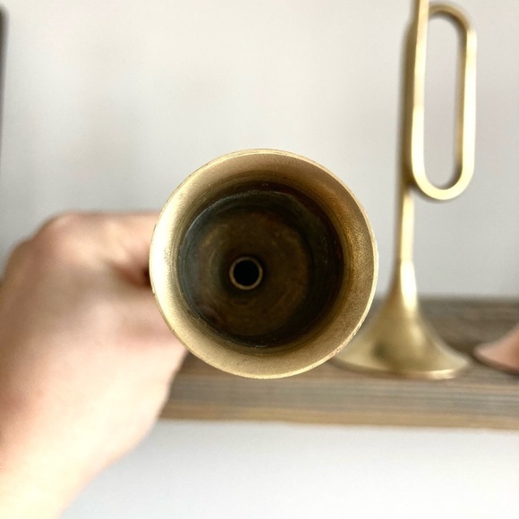Brass bugle horn candlesticks - Picture 3 of 5